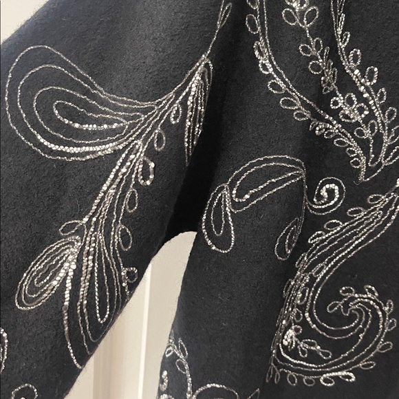 Jones New York Collection/Black Merino Wool Cape Style Sweater/Embroidery Front - Picture 4 of 8